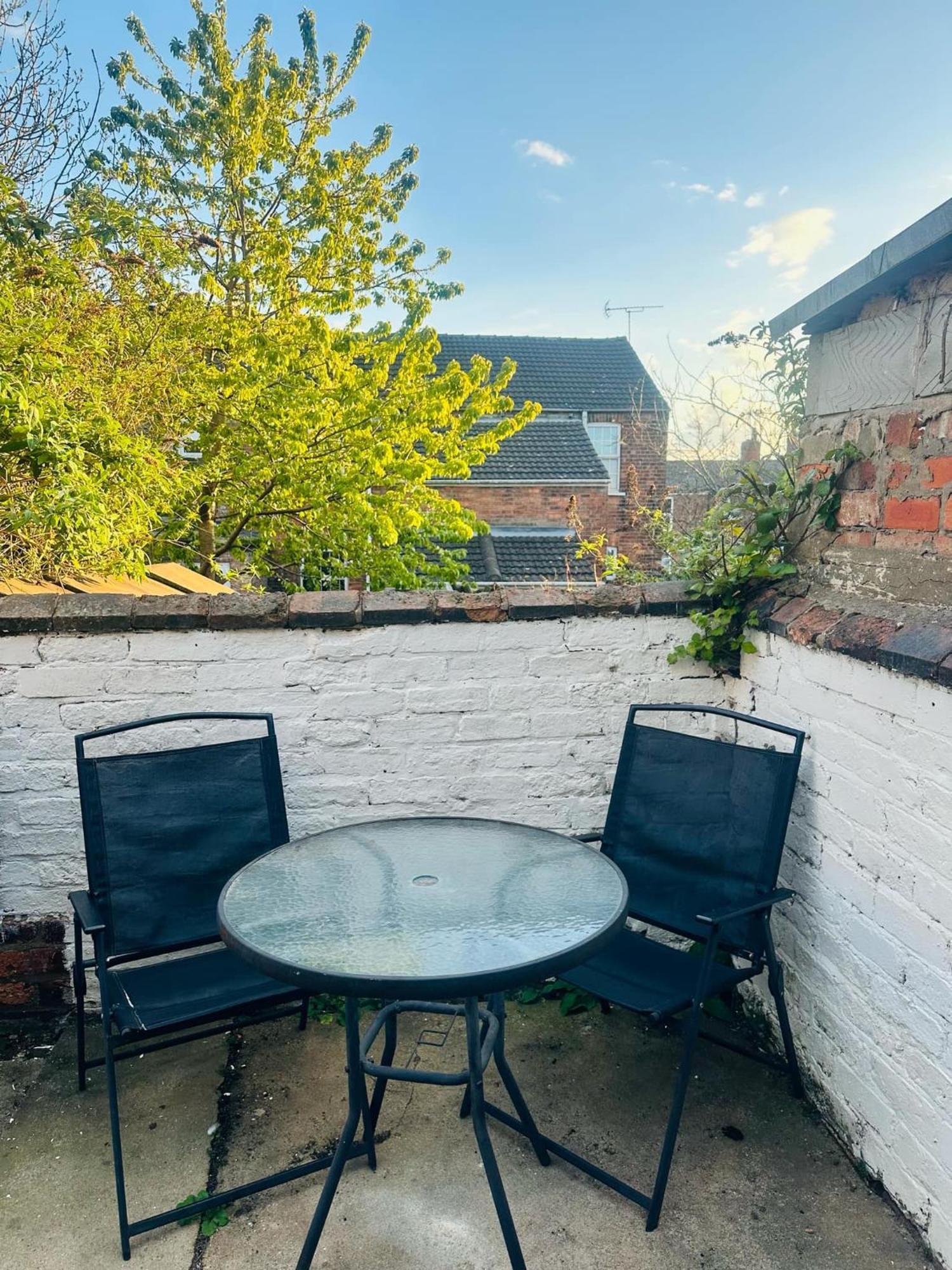 Spacious 2 Bedroom House, Parking And Less Than 10 Mins Walk To Brayford Wharf Apartamento *