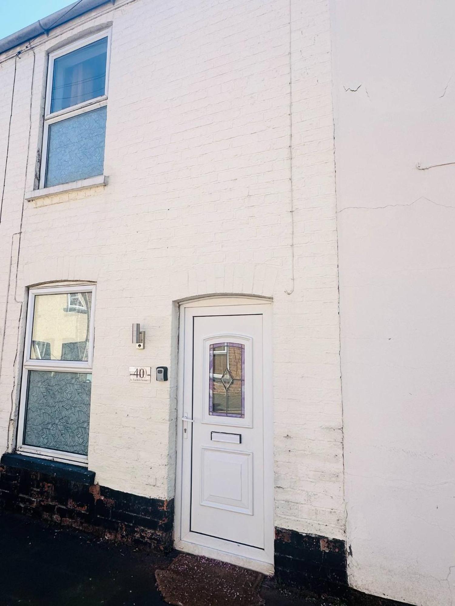 Spacious 2 Bedroom House, Parking And Less Than 10 Mins Walk To Brayford Wharf Lincoln