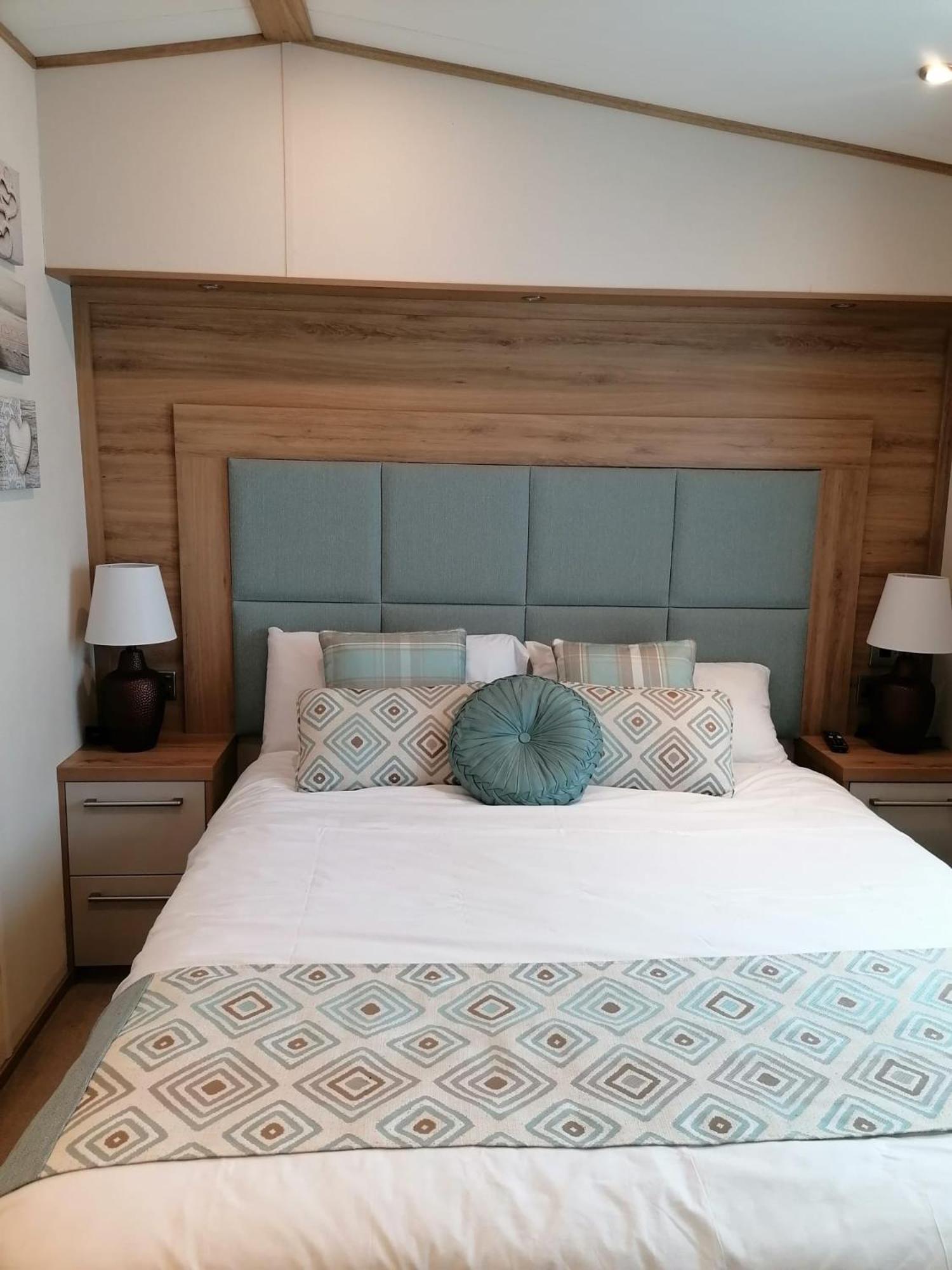 Campsite Luxury Caravan With Hot Tub On Tattershall Lakes