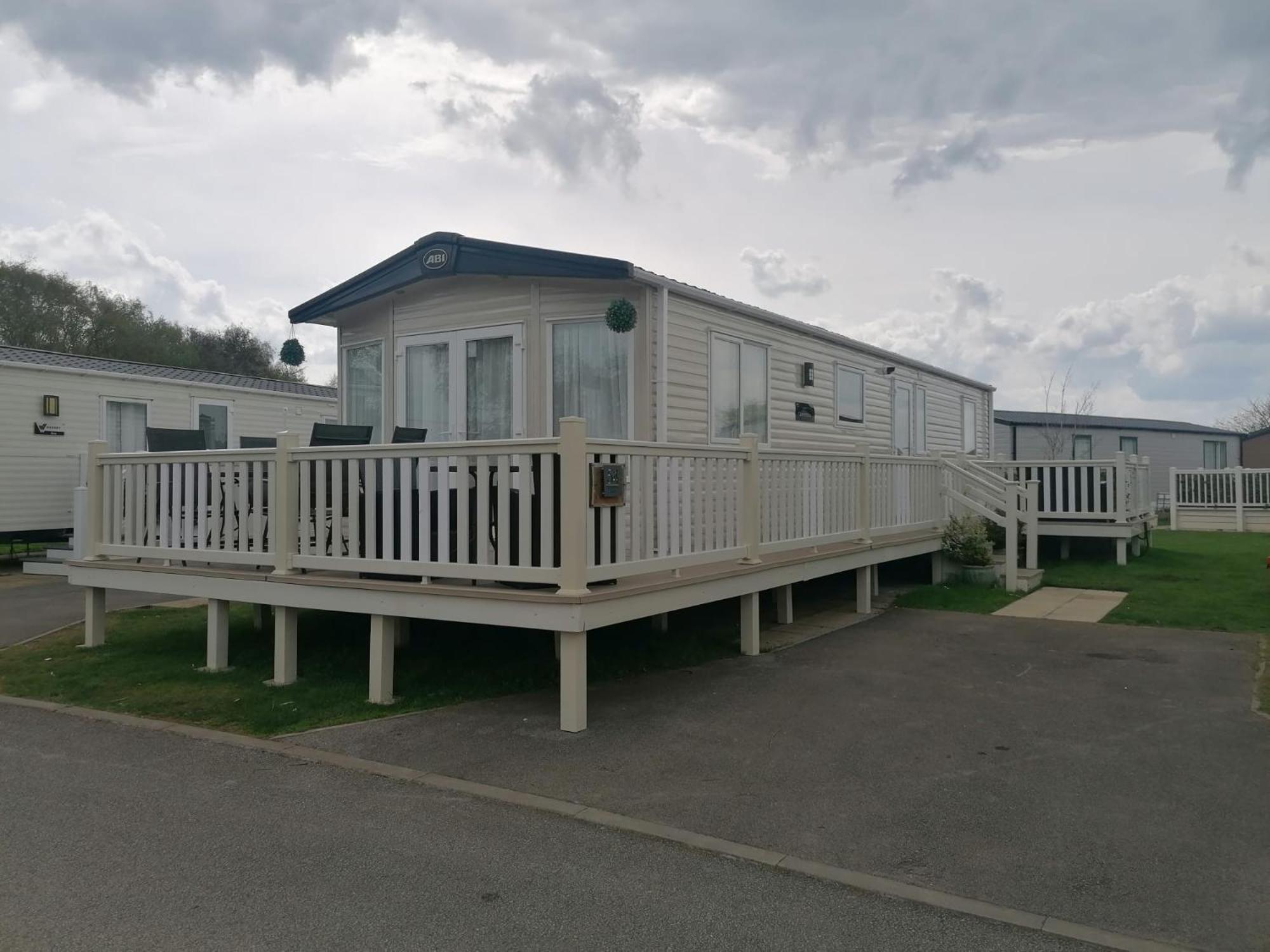 Campsite Luxury Caravan With Hot Tub On Tattershall Lakes Lincoln