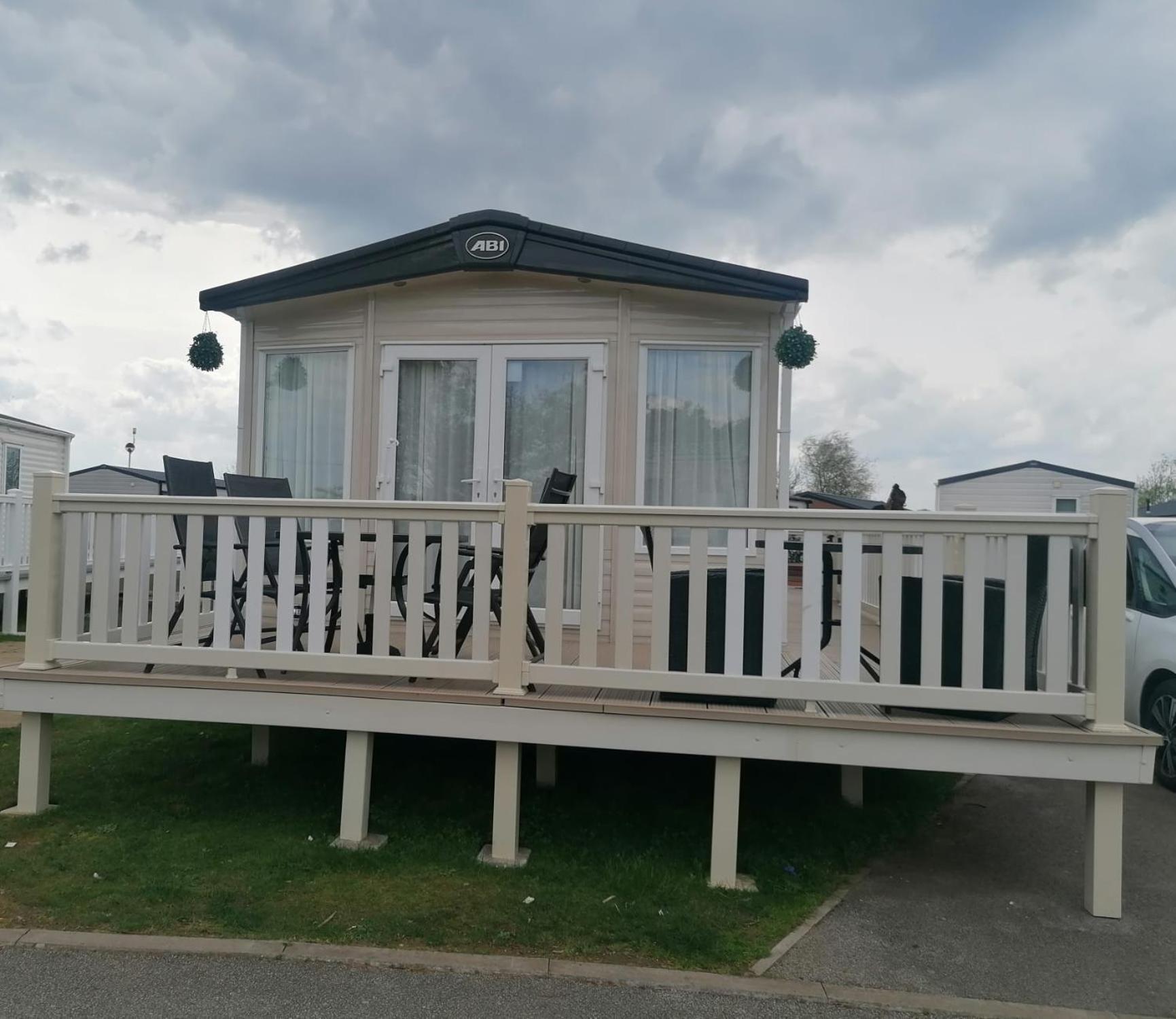 Luxury Caravan With Hot Tub On Tattershall Lakes