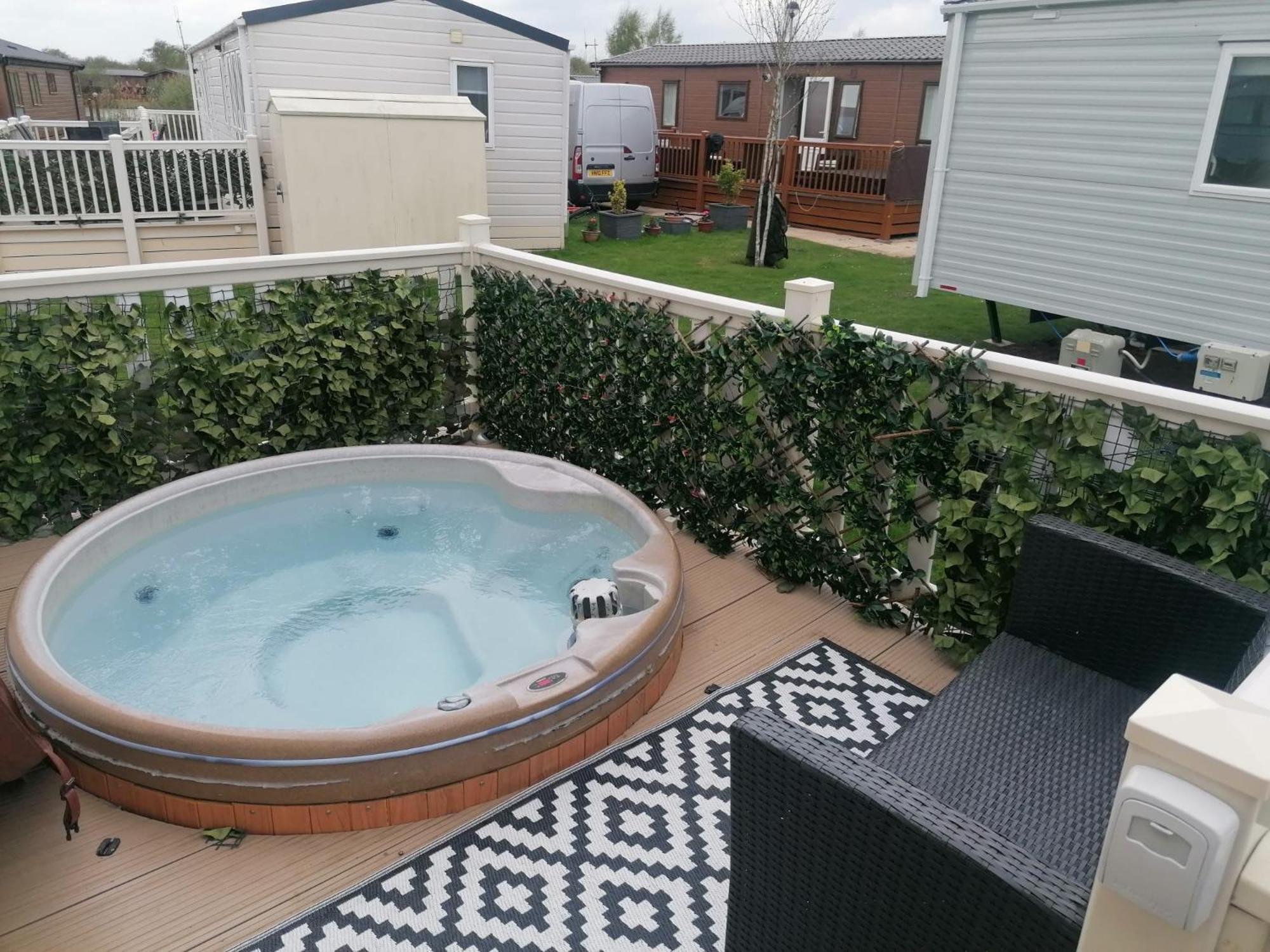 Campsite Luxury Caravan With Hot Tub On Tattershall Lakes *