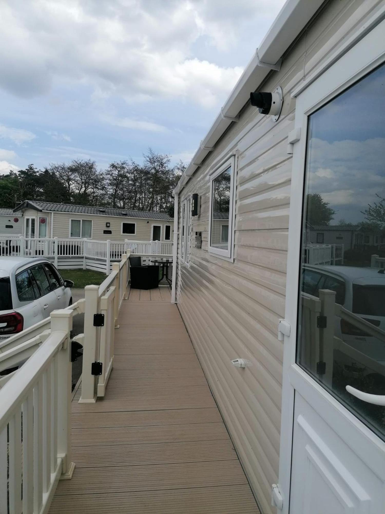 Luxury Caravan With Hot Tub On Tattershall Lakes