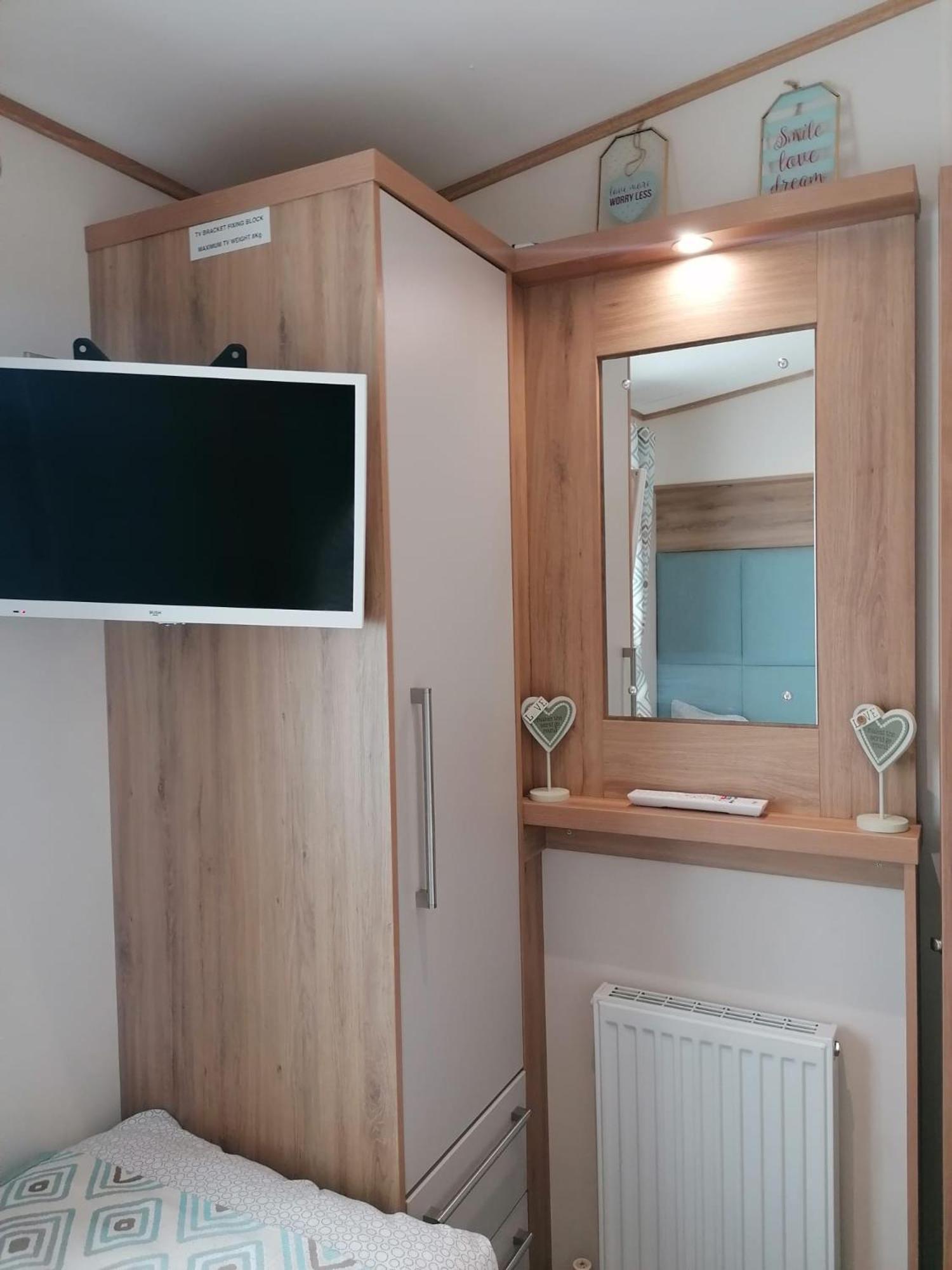Luxury Caravan With Hot Tub On Tattershall Lakes *