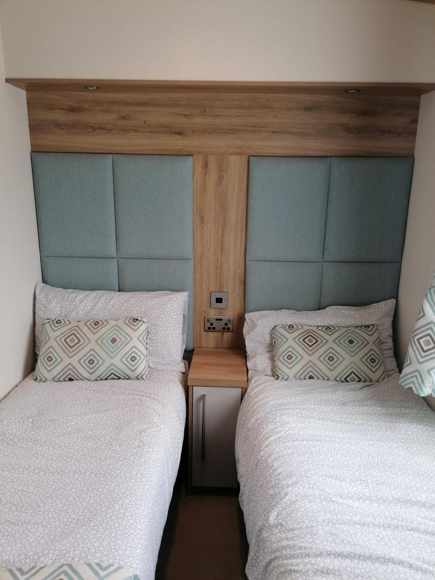 Luxury Caravan With Hot Tub On Tattershall Lakes Campsite *
