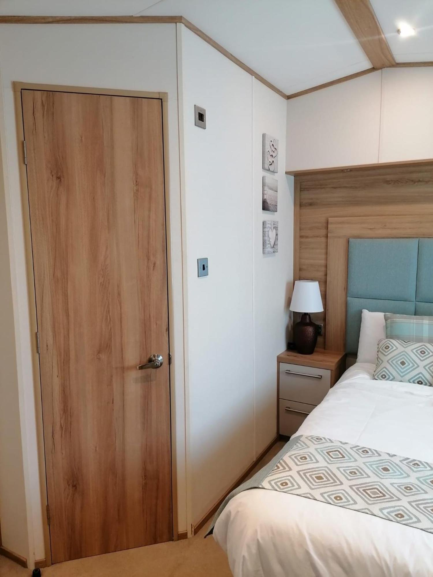 Luxury Caravan With Hot Tub On Tattershall Lakes *