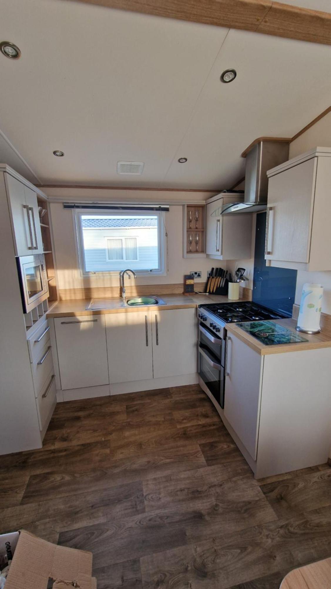 Luxury Caravan With Hot Tub On Tattershall Lakes *