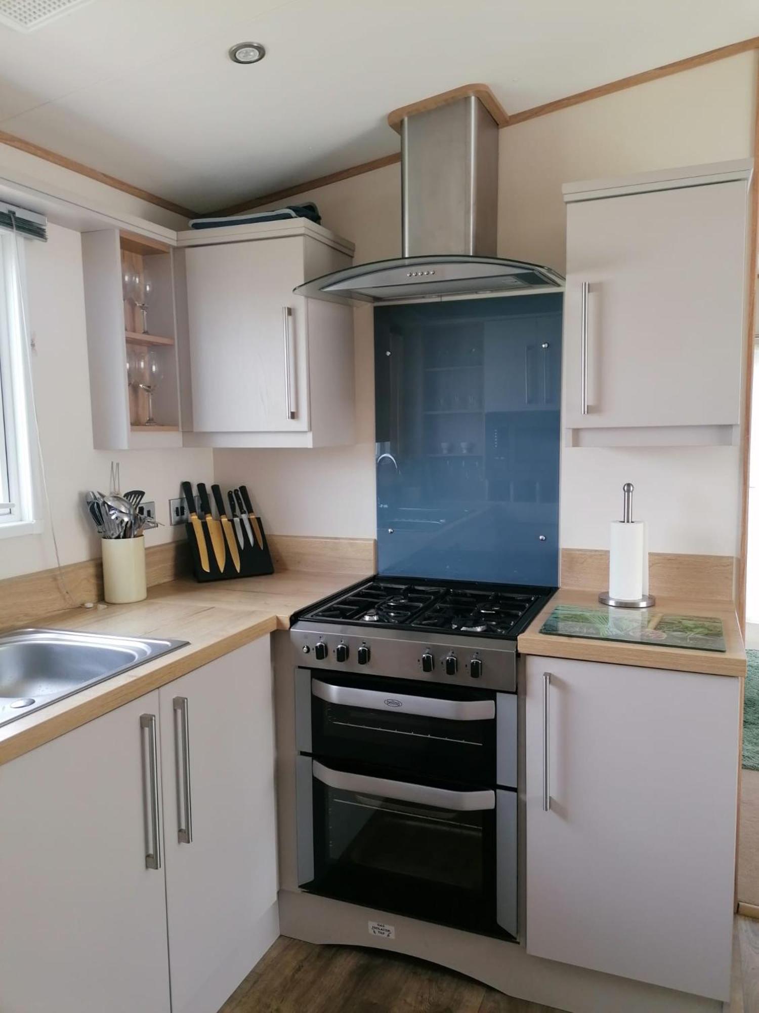 Luxury Caravan With Hot Tub On Tattershall Lakes