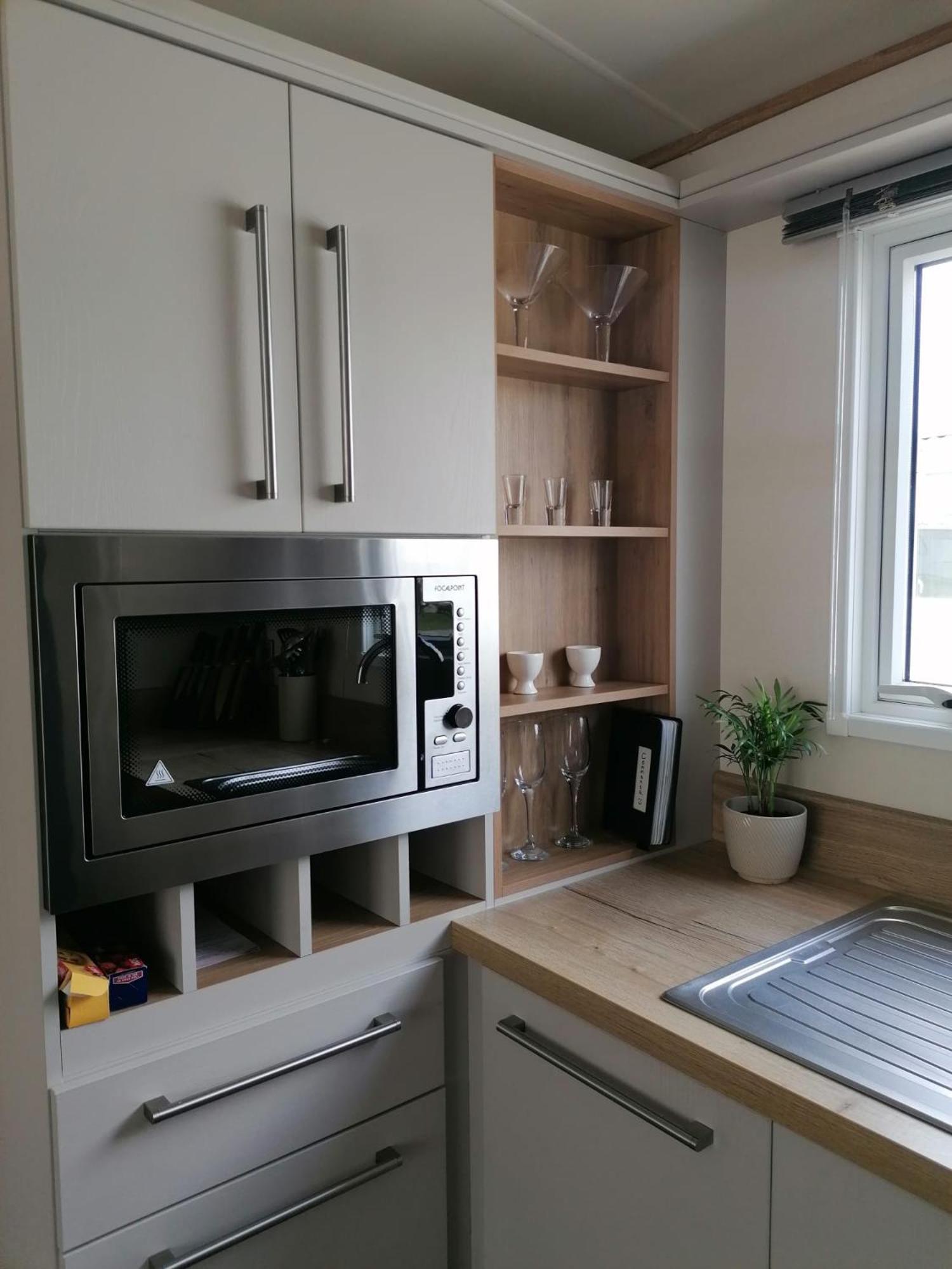 Luxury Caravan With Hot Tub On Tattershall Lakes Campsite *
