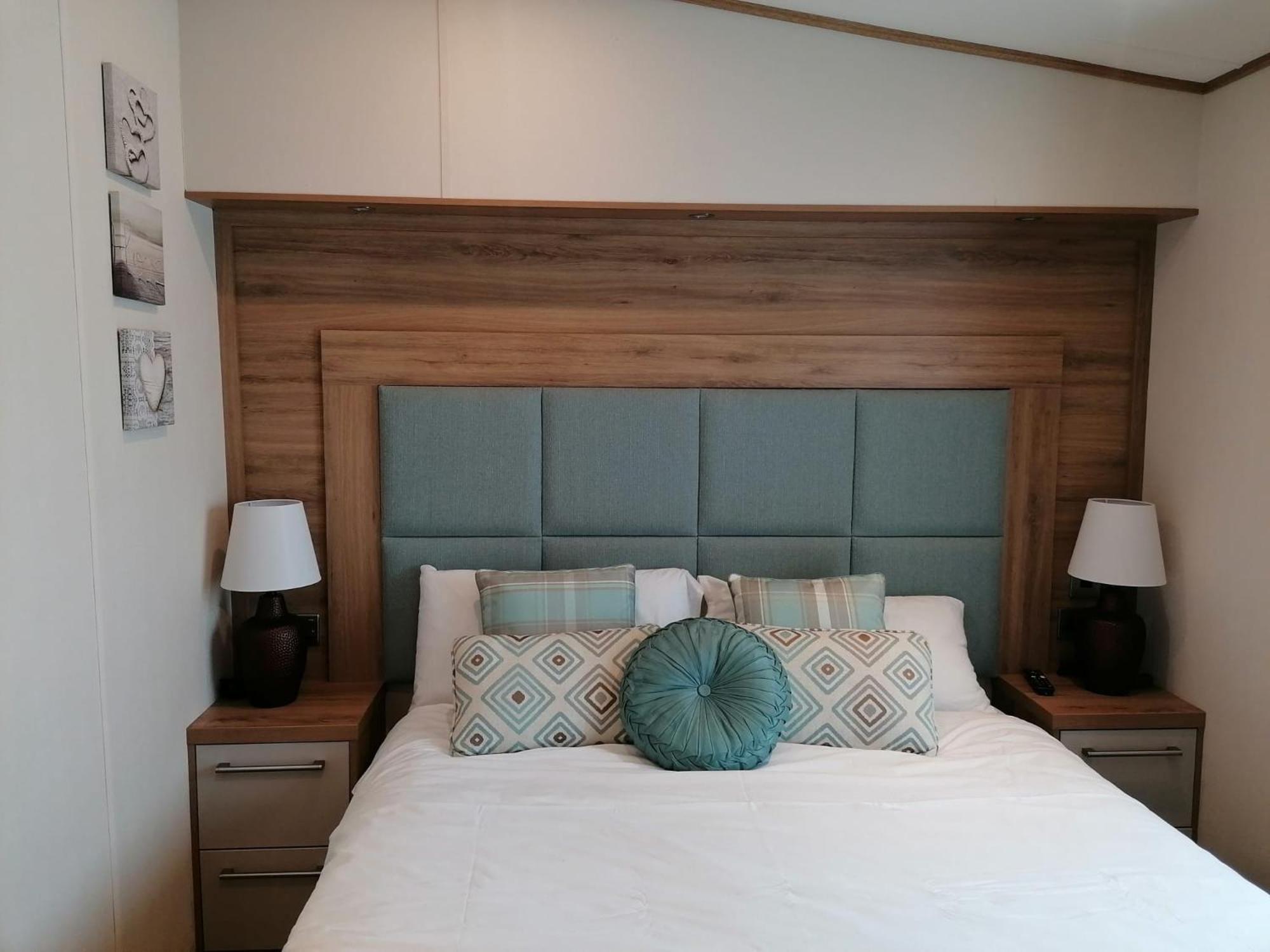 Luxury Caravan With Hot Tub On Tattershall Lakes