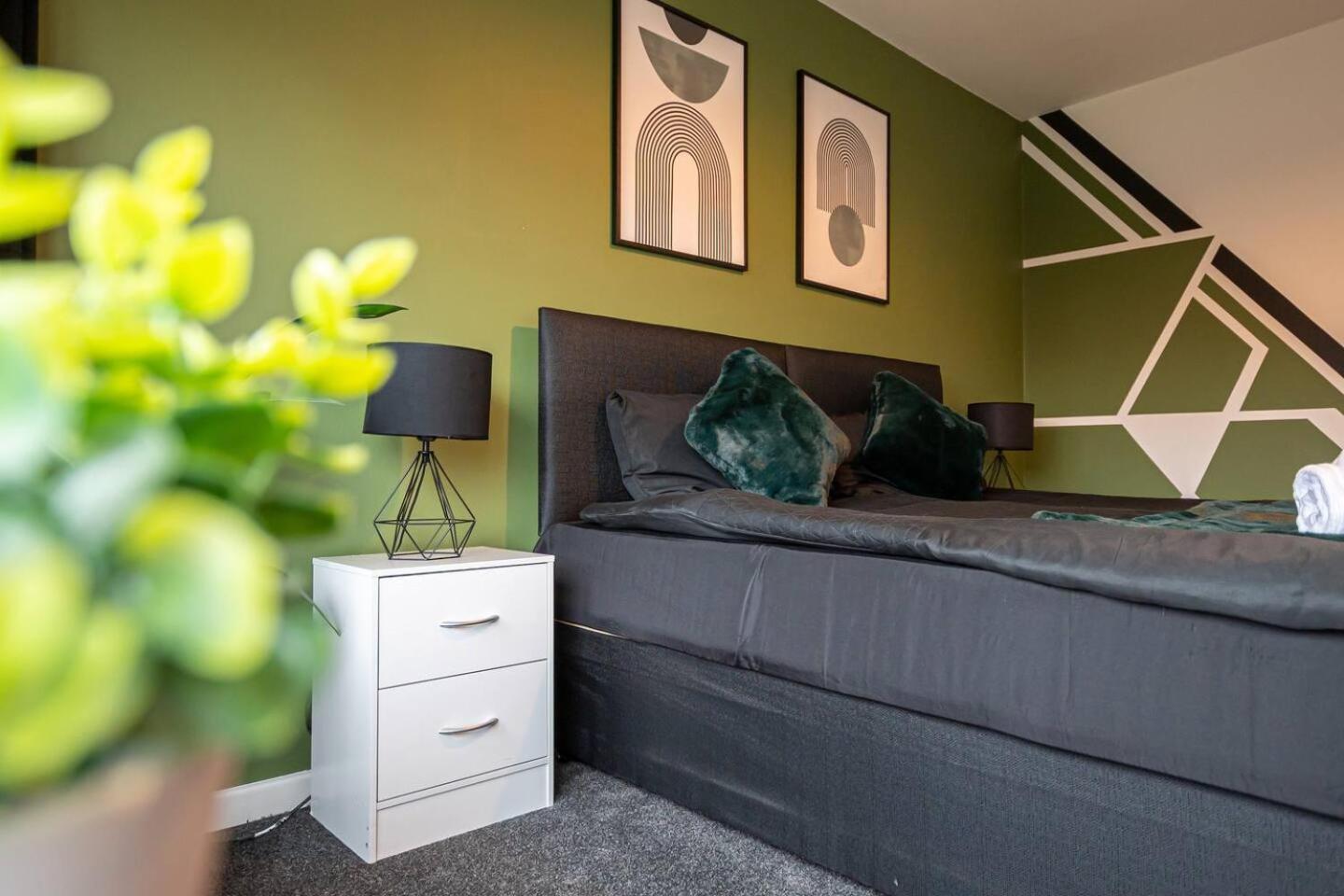 Spacious 4-bed House With Parking Near Centre