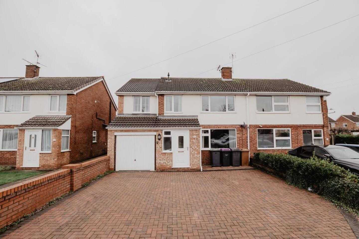 Spacious 4-bed House With Parking Near Centre Holiday home *