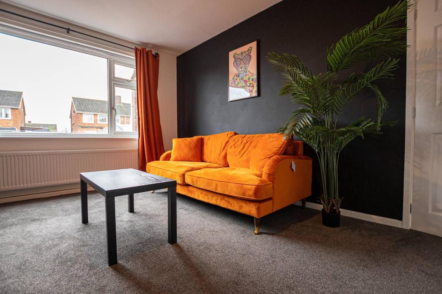 Holiday home Spacious 4-bed House With Parking Near Centre *