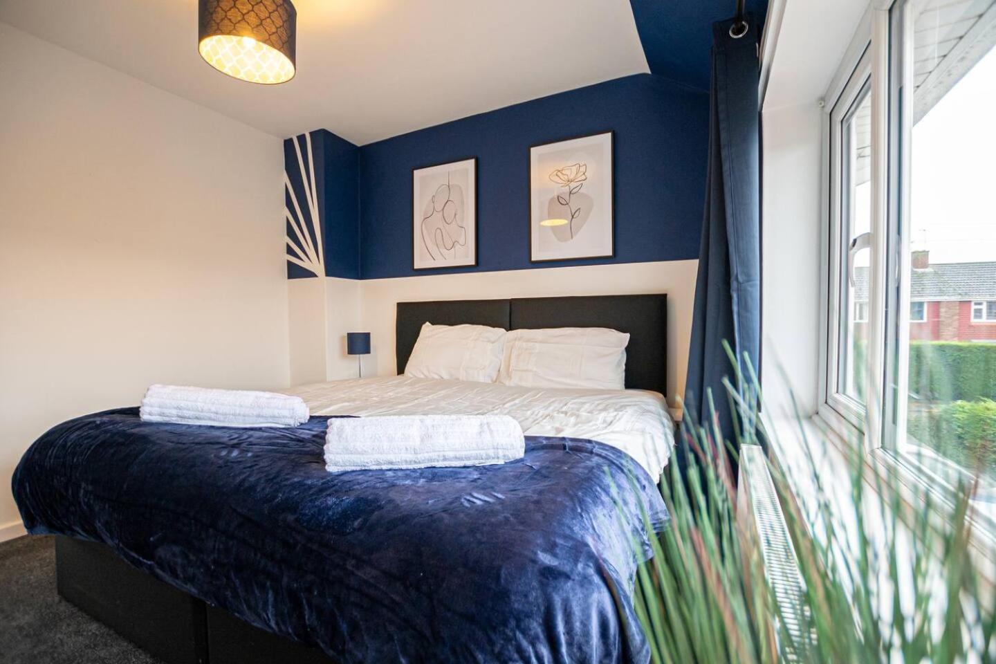 Spacious 4-bed House With Parking Near Centre