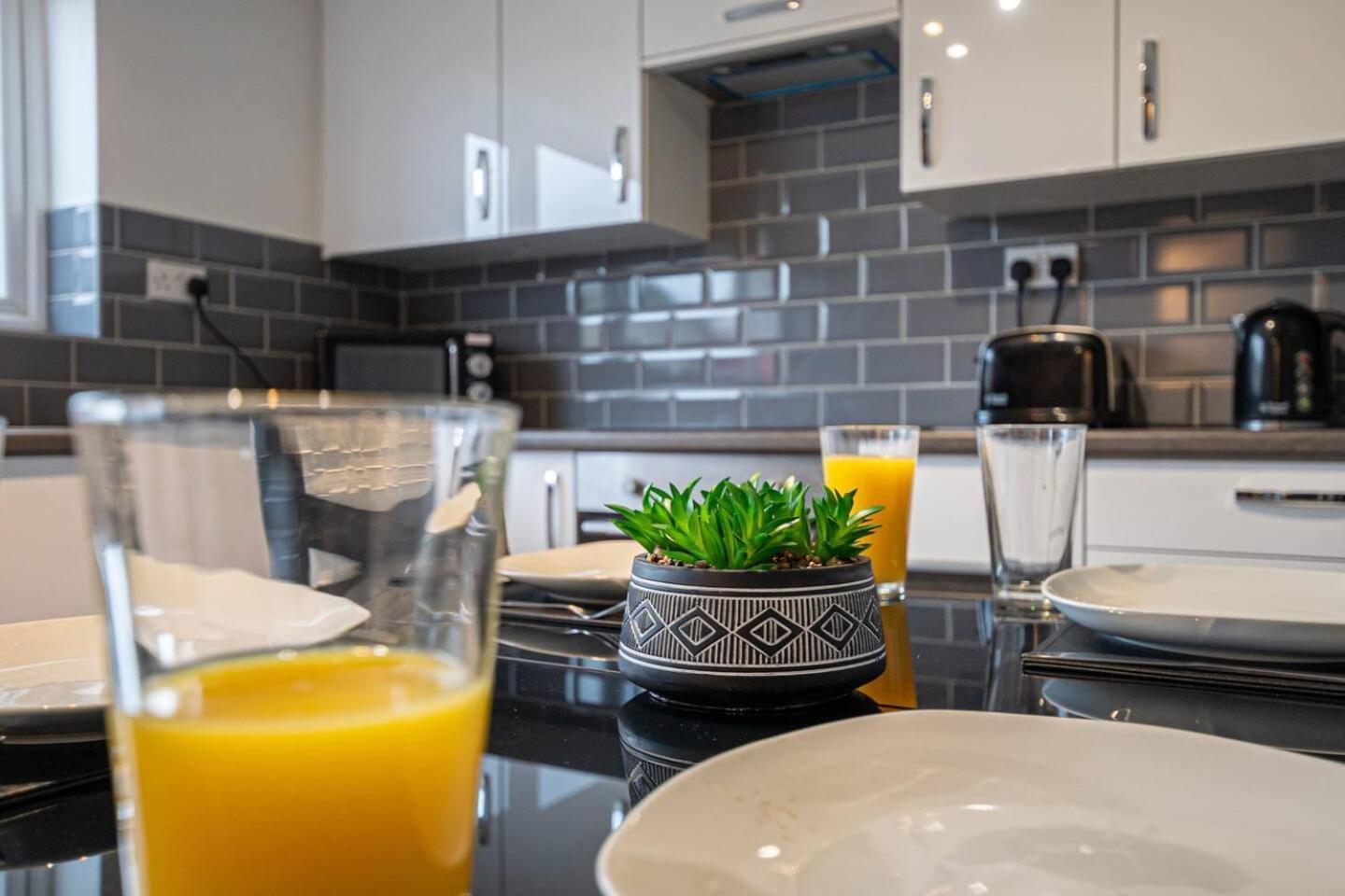 Spacious 4-bed House With Parking Near Centre *
