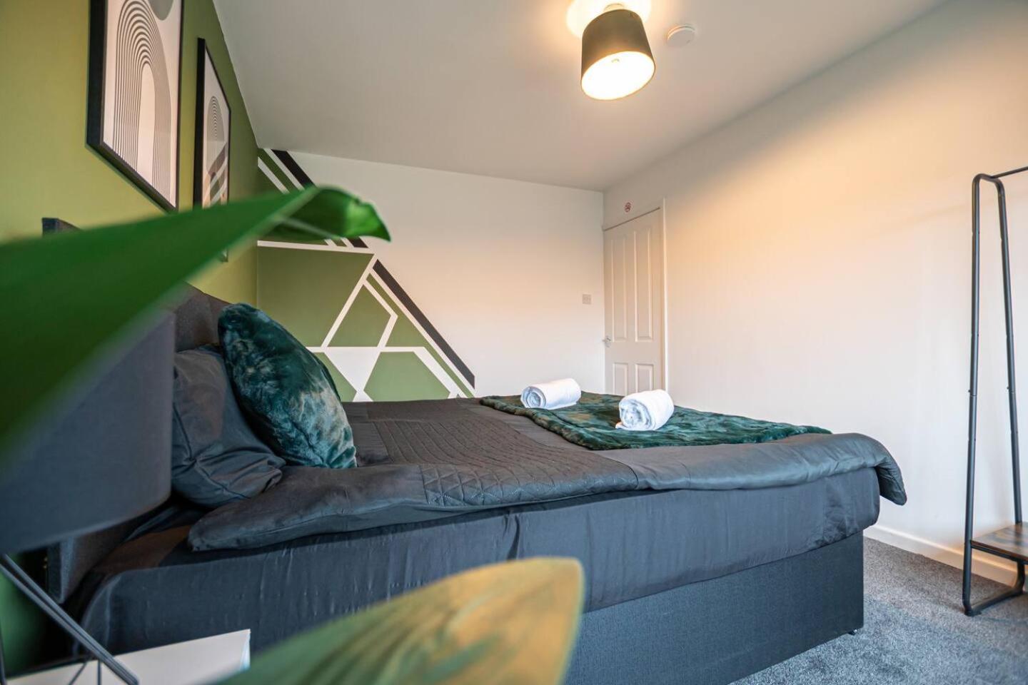 Spacious 4-bed House With Parking Near Centre
