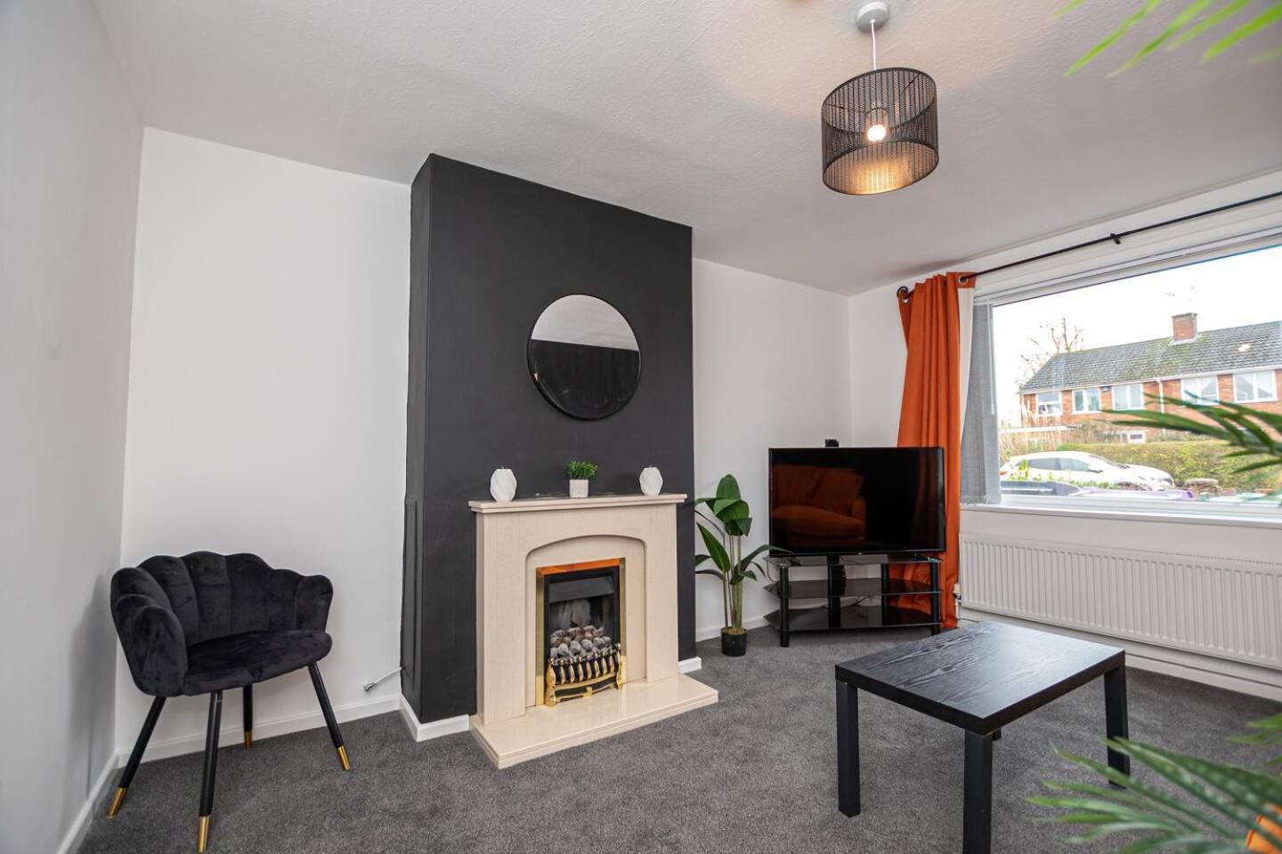 Holiday home Spacious 4-bed House With Parking Near Centre *