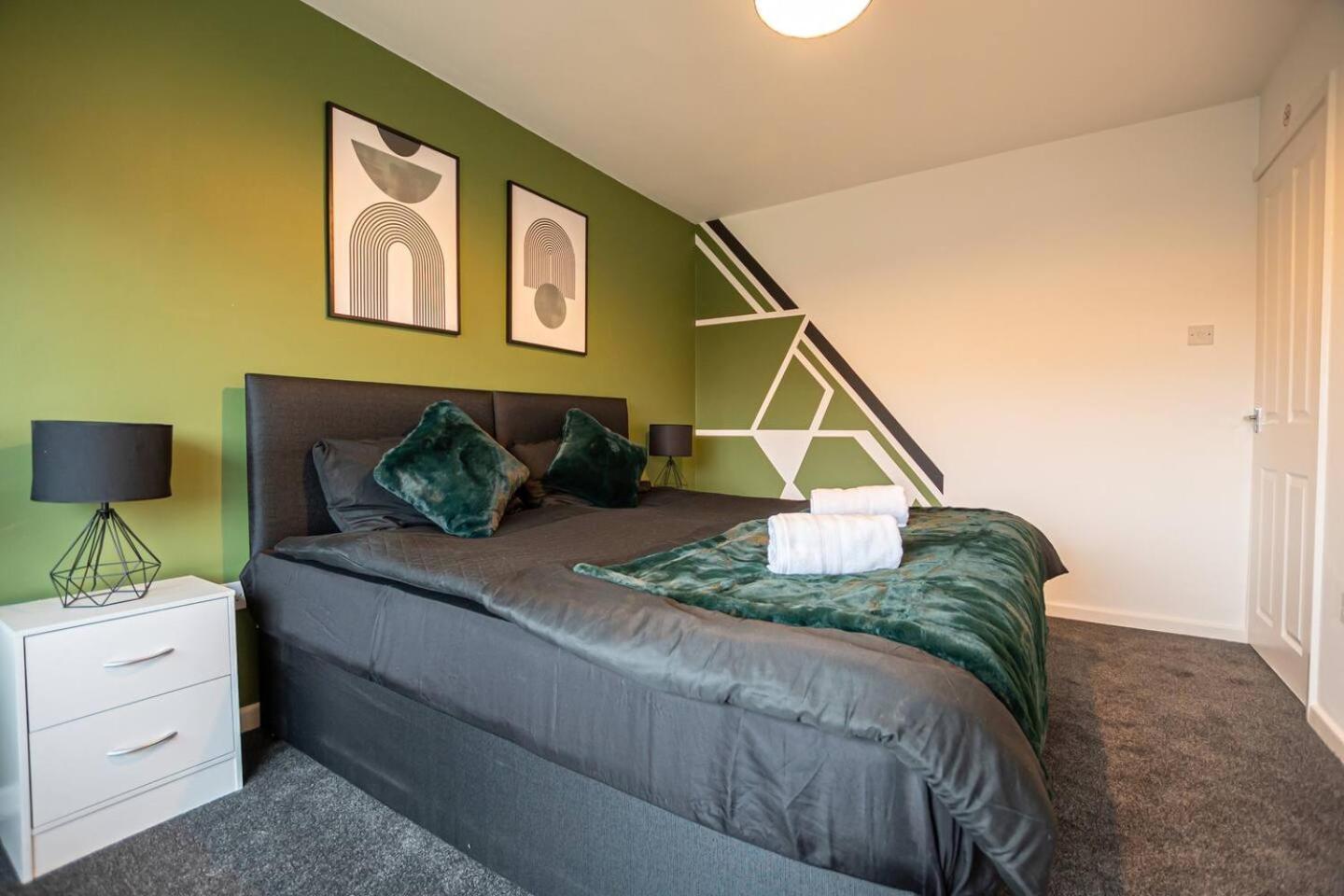 Spacious 4-bed House With Parking Near Centre