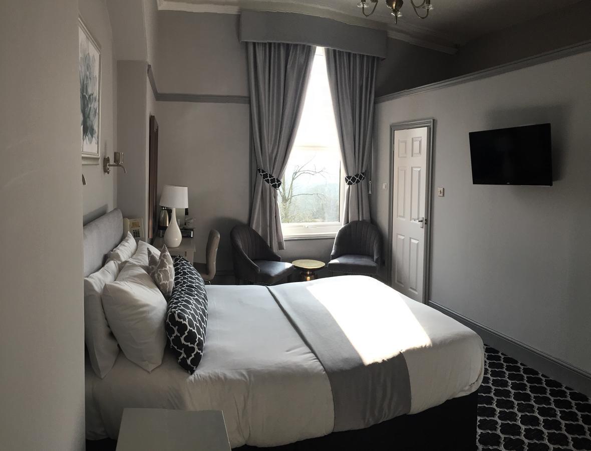 Hillcrest Hotel 2*