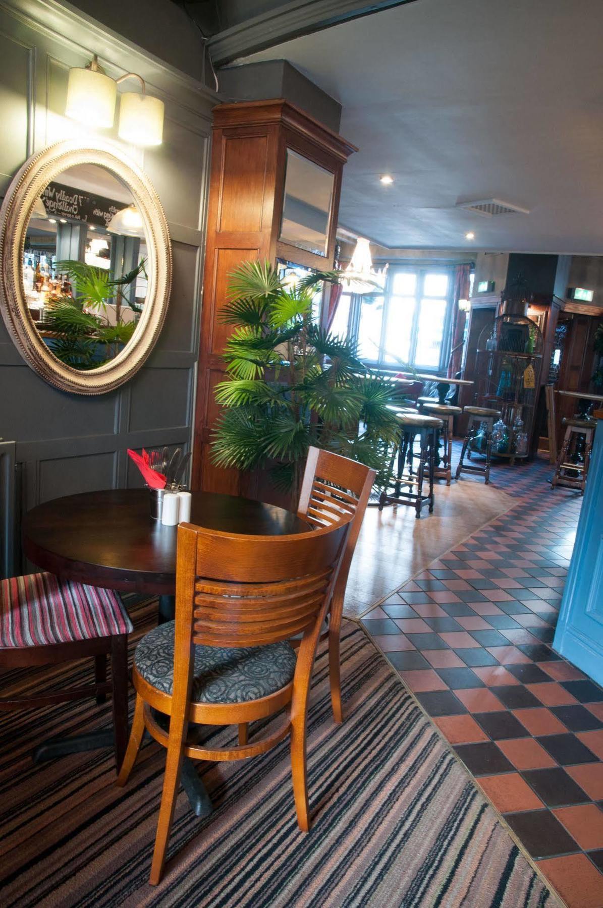 Hotel Huckleberrys Bar And Grill Lincoln