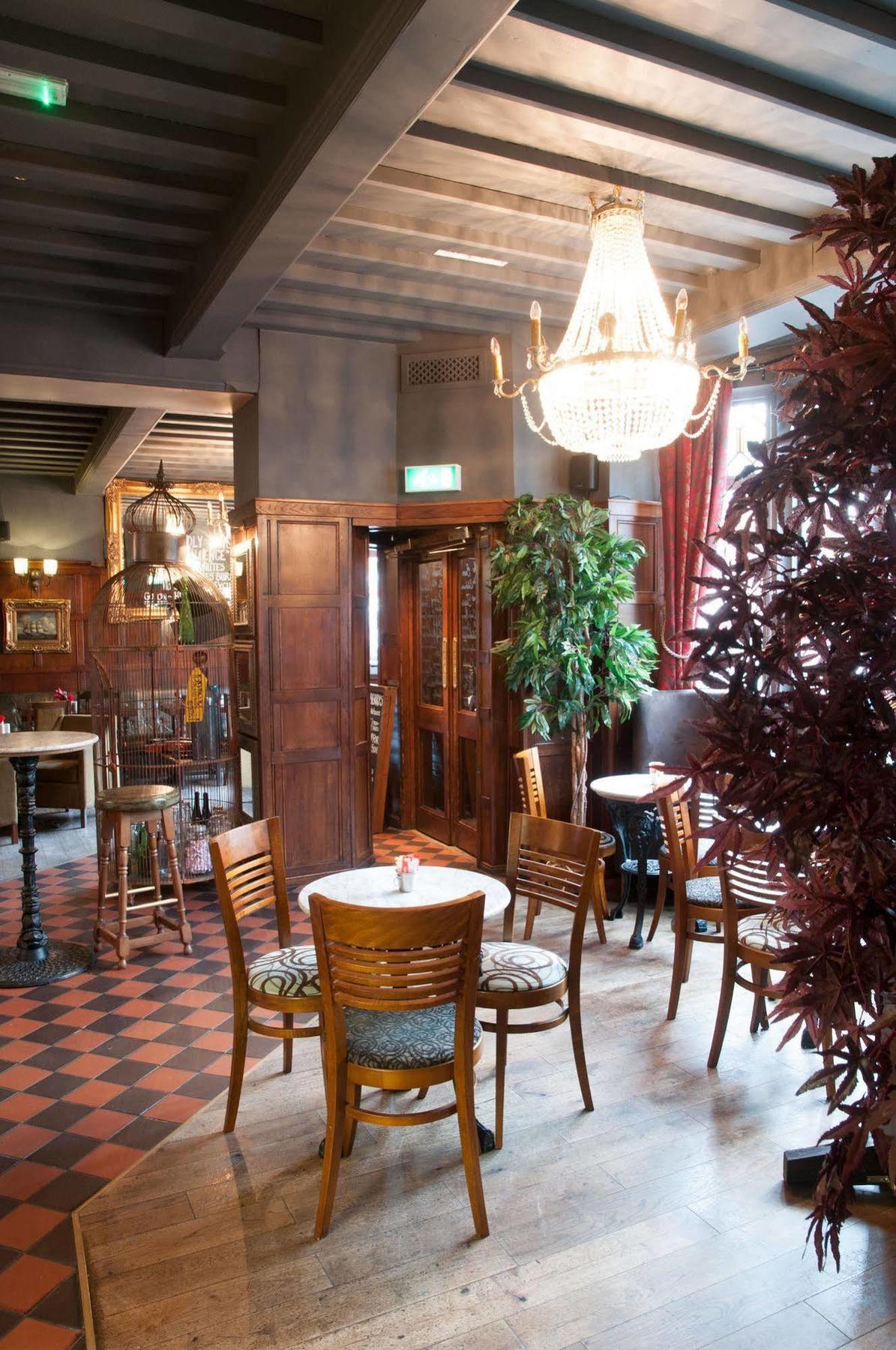 Hotel Huckleberrys Bar And Grill 3*