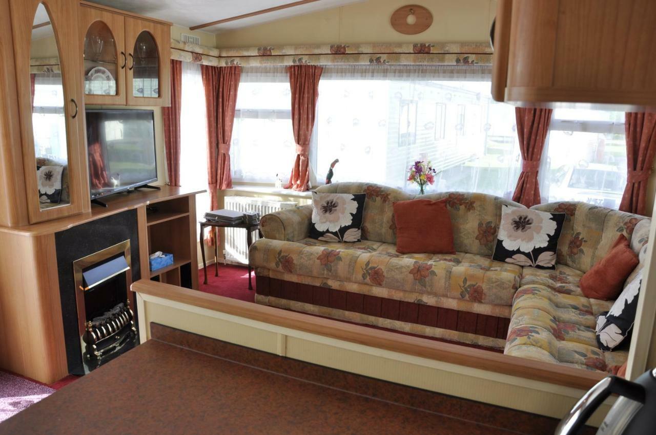Caravan 8 Berth With Private Fishing * Lincoln