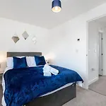 The Holt-Ideal For Contractors- Heartwarming 2 Bedrooms Apartment-Parking