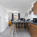 The Holt-Ideal For Contractors- Heartwarming 2 Bedrooms Apartment-Parking