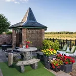 Lincoln Holiday Retreat Cottage With Private Hot Tub