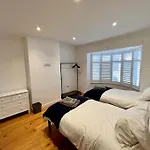 Stylish 3 Bed House With Castle Views