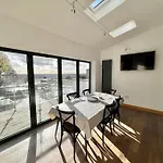 Stylish 3 Bed House With Castle Views