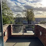 Stylish 3 Bed House With Castle Views