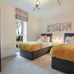 Spacious 4 Bed Home With Gym And Tennis Court