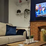 2 Bedroom Home In Central Lincoln