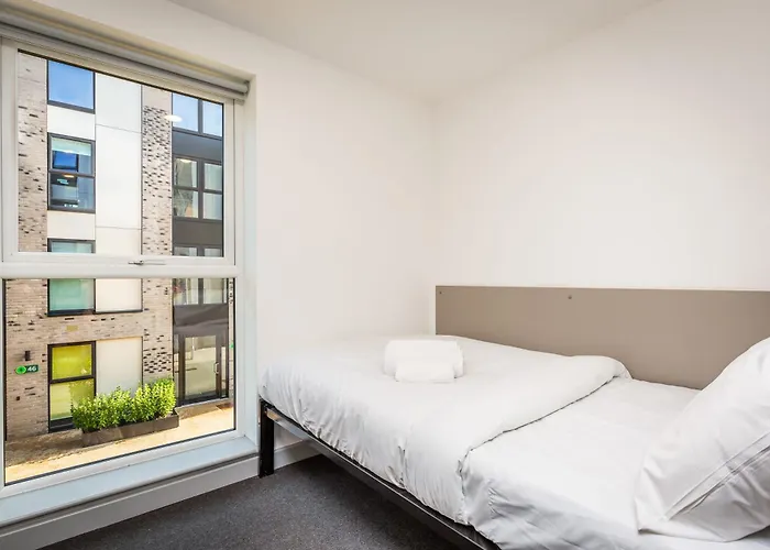 Ensuite Room With Shared Kitchen, Close To Centre- 18 Above
