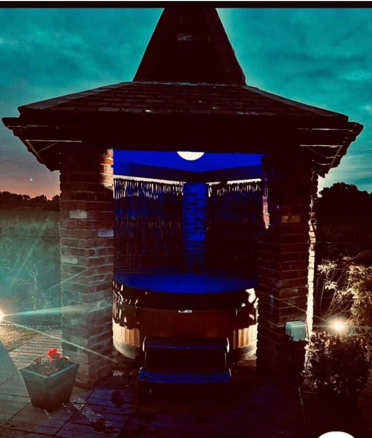 Retreat With Private Hot Tub Lincoln