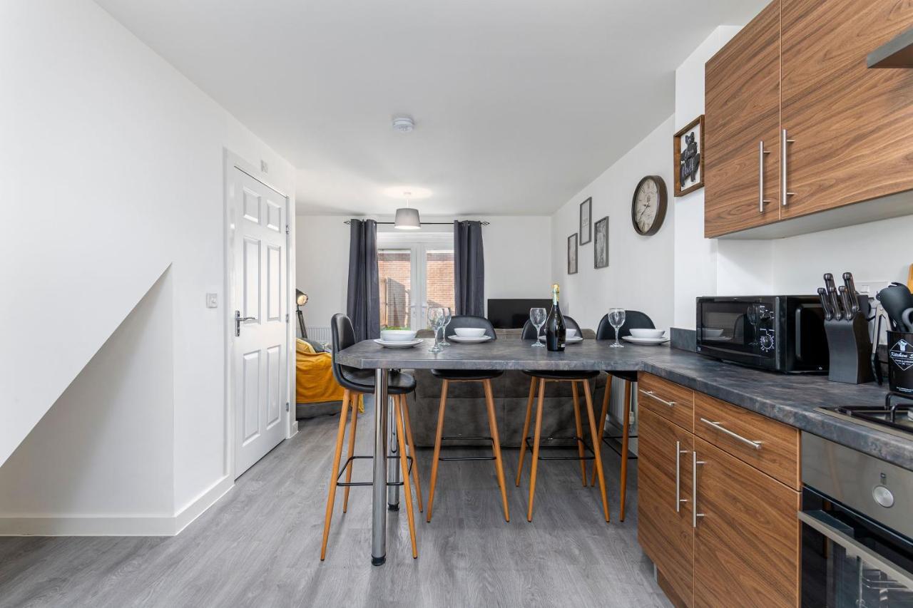 The Holt-Ideal For Contractors- Heartwarming 2 Bedrooms Apartment-Parking * Lincoln