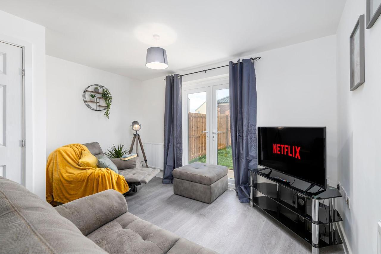 The Holt-Ideal For Contractors- Heartwarming 2 Bedrooms Apartment-Parking Guest house