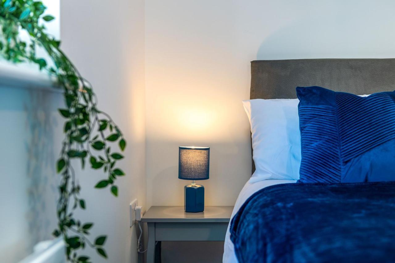 The Holt-Ideal For Contractors- Heartwarming 2 Bedrooms Apartment-Parking Guest house *