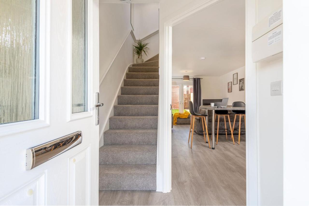 The Holt-Ideal For Contractors- Heartwarming 2 Bedrooms Apartment-Parking Guest house