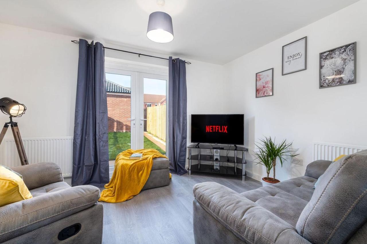 The Holt-Ideal For Contractors- Heartwarming 2 Bedrooms Apartment-Parking *