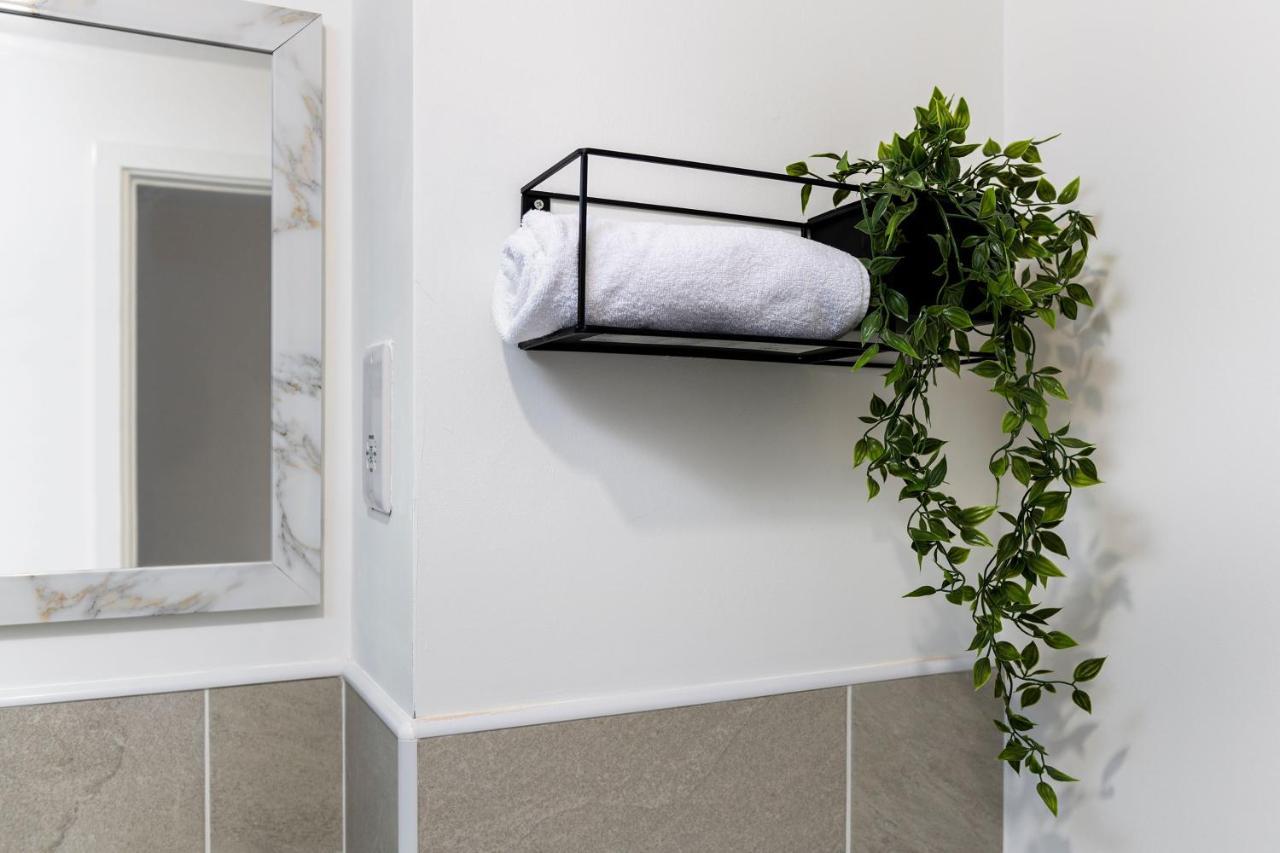 The Holt-Ideal For Contractors- Heartwarming 2 Bedrooms Apartment-Parking