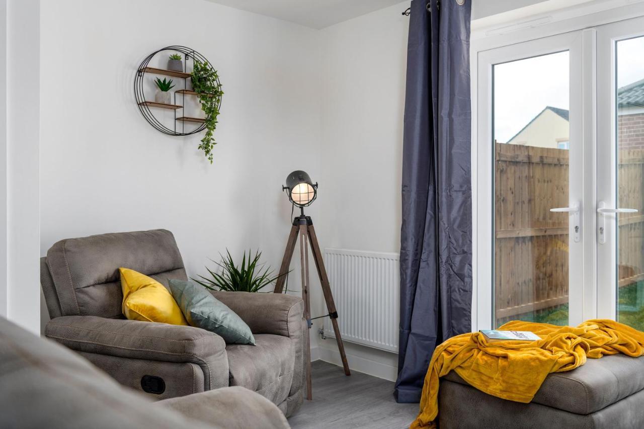 The Holt-Ideal For Contractors- Heartwarming 2 Bedrooms Apartment-Parking * Lincoln