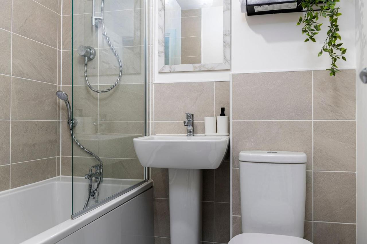 Guest house The Holt-Ideal For Contractors- Heartwarming 2 Bedrooms Apartment-Parking *