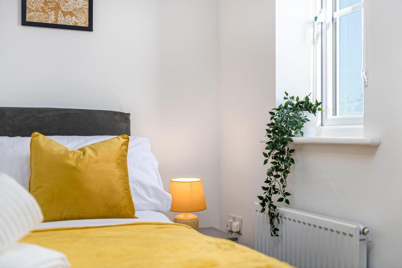 The Holt-Ideal For Contractors- Heartwarming 2 Bedrooms Apartment-Parking * Lincoln