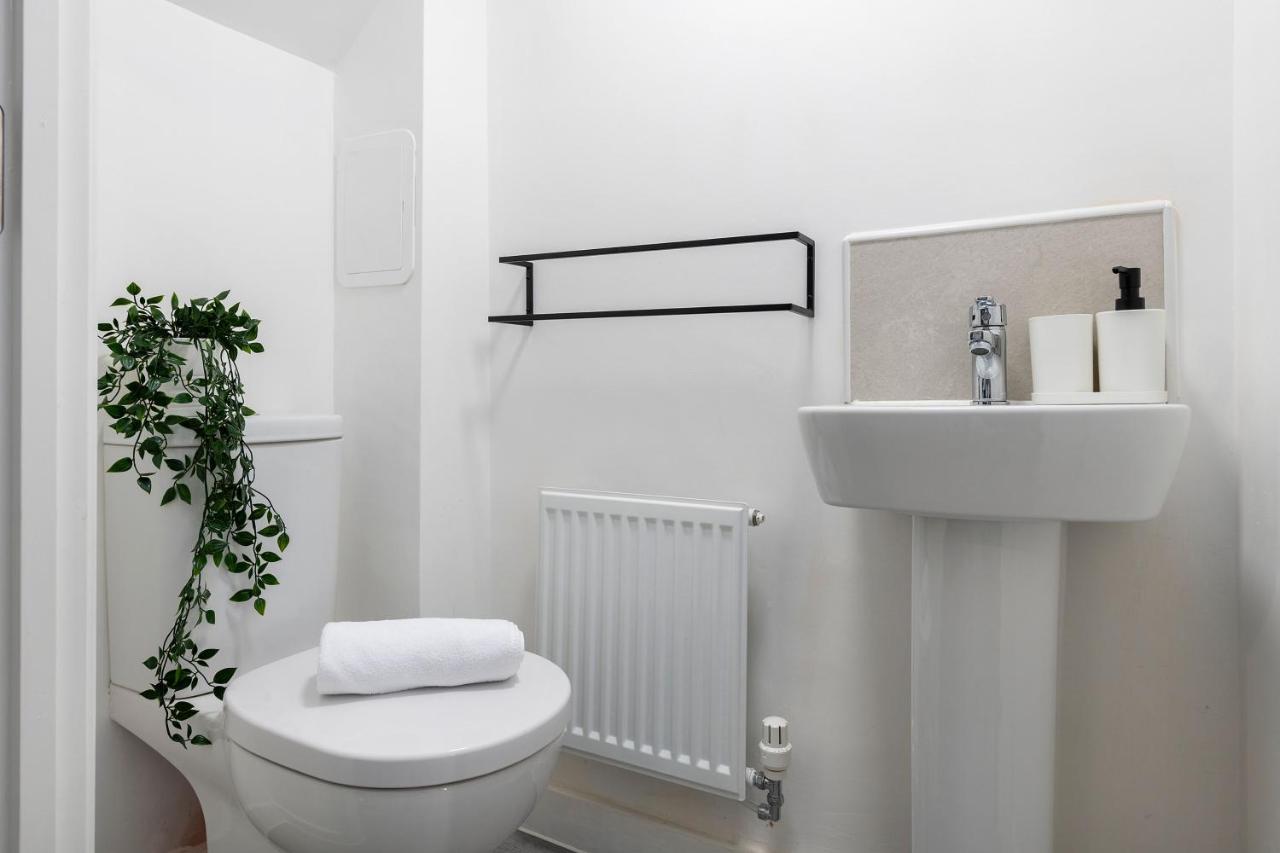 The Holt-Ideal For Contractors- Heartwarming 2 Bedrooms Apartment-Parking