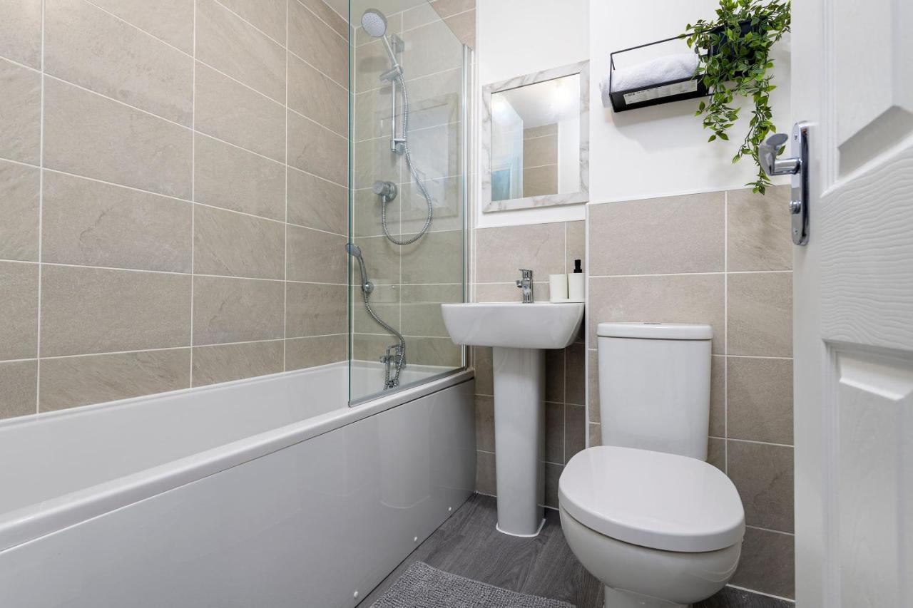 The Holt-Ideal For Contractors- Heartwarming 2 Bedrooms Apartment-Parking Guest house Lincoln