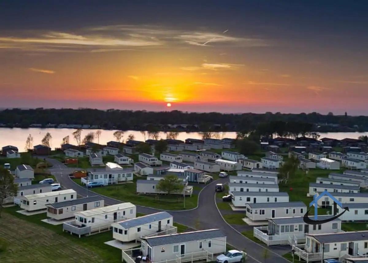 Taverner Place, Modern Home, Sleeps 8, Pets, Corporates Welcome Holiday park