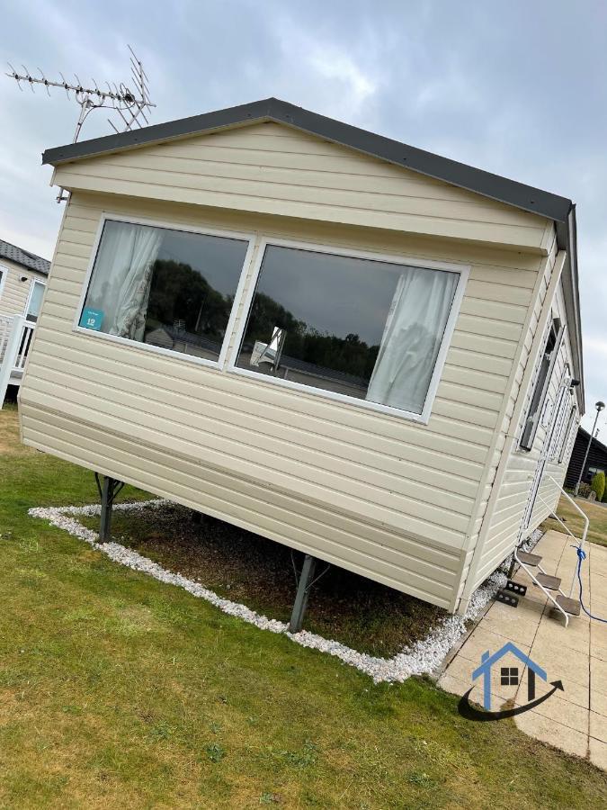 Taverner Place, Modern Home, Sleeps 8, Pets, Corporates Welcome Holiday park *
