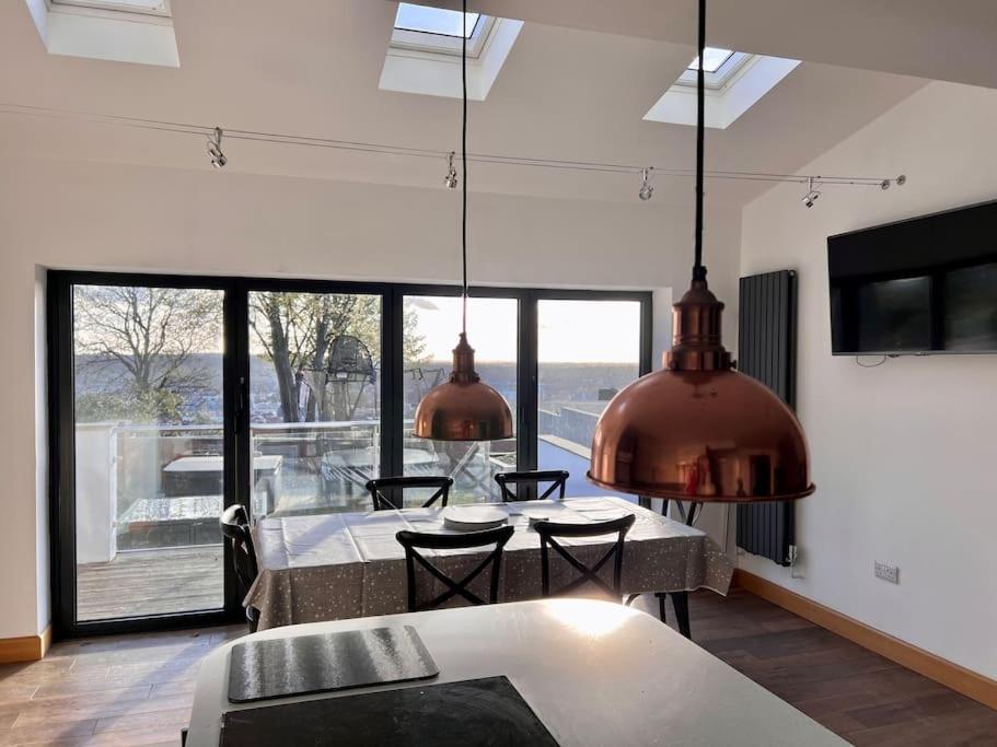 Stylish 3 Bed House With Castle Views *